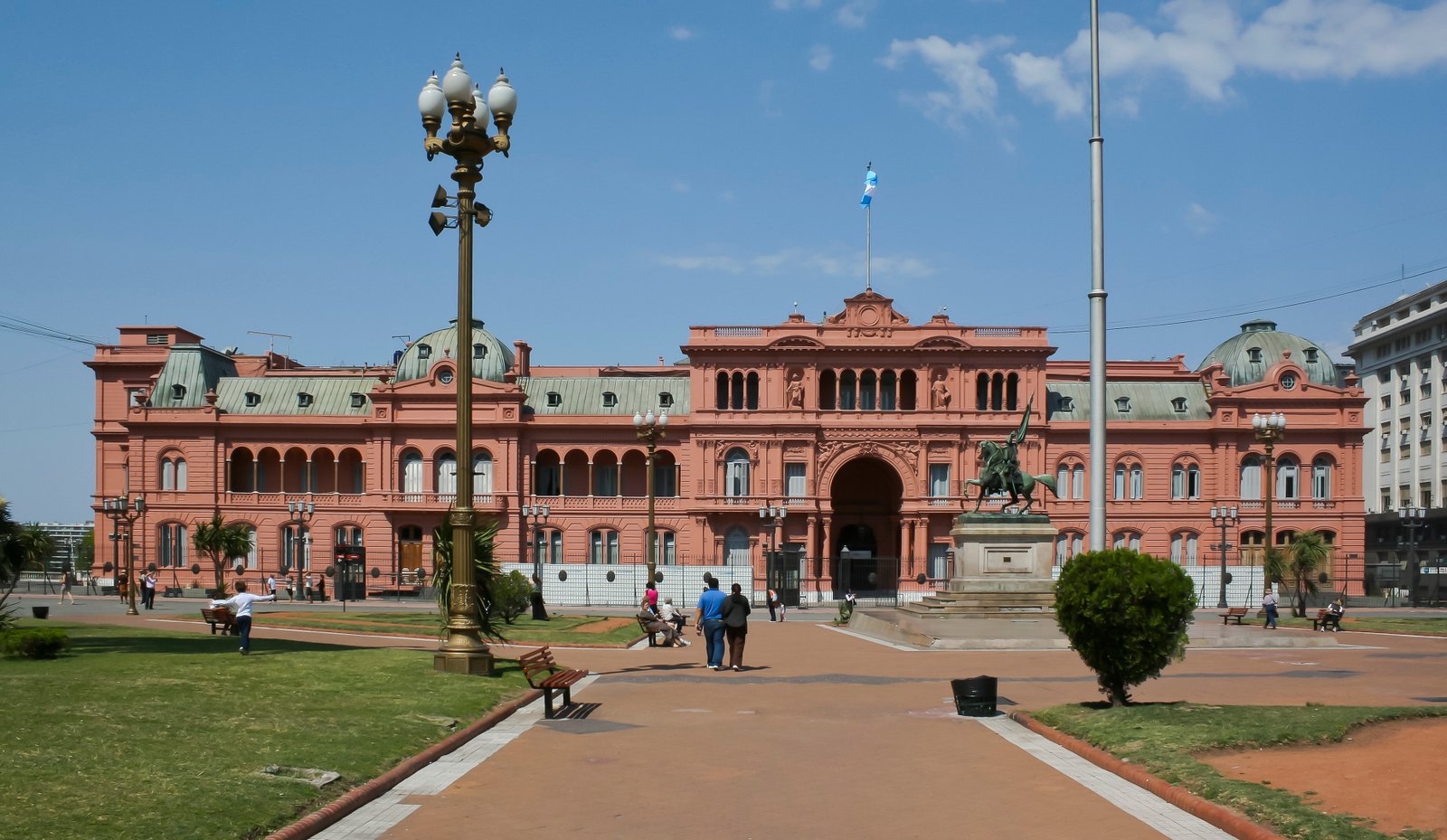 Una nueva encuesta mostró un deterioro en la imagen de Milei y una aprobación estancada en el 42%
