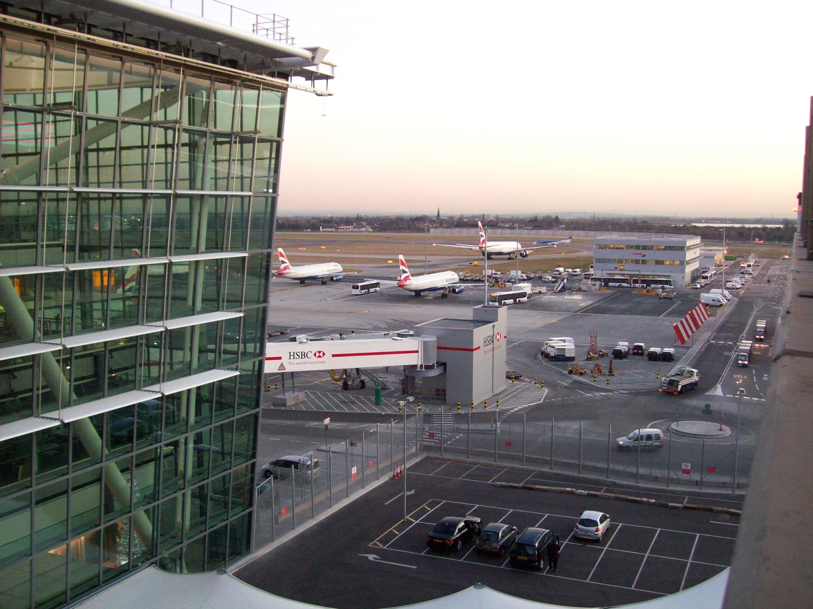 Una falla técnica en el control aéreo británico dejó en tierra a miles de pasajeros en Heathrow y otros aeropuertos