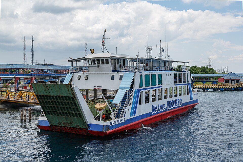 Buscan a más de un centenar de desaparecidos tras el naufragio de un ferry en el mar de Java, Indonesia